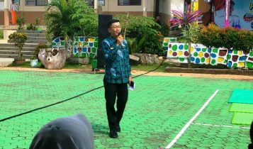 Penjabat Wali Kota Tanjungpinang Hasan Sos saat memberi amanah dalam kondisi santai dan tanpa podium pada pembukaan pentas seni siswa di SMPN 7 Tanjungpinang Penjabat Wali Kota Tanjungpinang Hasan Sos, saat memberi amanah dalam kondisi santai dan tanpa podium pada pembukaan pentas seni siswa di SMPN 7 Tanjungpinang.