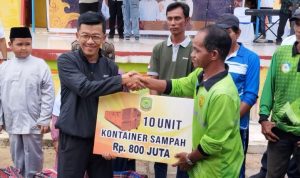 Penjabat Wali Kota Tanjungpinang Hasan Sos, saat menyerahkan Bantuan Kontainer Sampah dalam mendukung kebersiahan pulau Penyengat.
