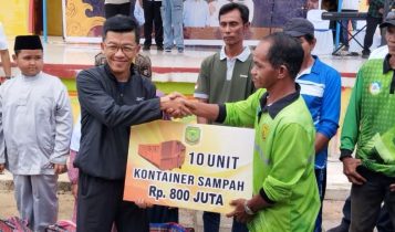 Penjabat Wali Kota Tanjungpinang Hasan Sos, saat menyerahkan Bantuan Kontainer Sampah dalam mendukung kebersiahan pulau Penyengat.