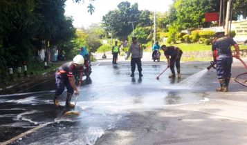 Petugas UPT Damkar Bintan Utara membersihkan tumpahan solar di Jalan Taman Sari. (Foto: UPT Damkar/ Presmedia.id)