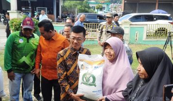 Pj.Wali Kota Tanjungpinang dan Gubernur Kepri Bagikan Bantuan Beras Cadangan Pangan Di Kelurahan Tanjung Unggat. (Foto: Roland/ Presmedia.id)