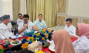 Pj.Wali Kota Tanjungpinang saat menggelar rapat penanganan kenaikan harga sembako di Tanjungpinang. (Foto: Kominfo Kota Tanjungpinang)
