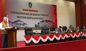 Rapat Paripurna pandangan fraksi DPRD Kepri terhadap Nota Keuangan APBD dan Ranperda APBD 2024 Kepri di Ruang Balairung Wan Seri Beni Pusat Perkantoran Gubernur Provinsi Kepulauan Riau, Pulau Dompak, Selasa, (08/11/2023). (Tim Humas-DPRD-Kepri)