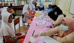 Sejumlah Siswi SMP diberikan tablet tambah darah. (Foto: Roland/Presmedia.id)