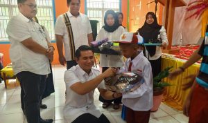 Seragam sekolah gratis bagi murid SD yang diserahkan oleh Pemkab Bintan. (Foto: Hasura/Presmedia.id)