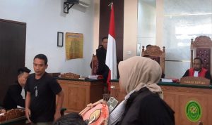 Terdakwa Nurmansyah meninggalkan ruangan persidangan. (Foto: Roland/ Presmedia.id)