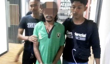 Terduga pelaku pembunuhan insial D saat digiring Anggota Satreskrim Polresta Tanjungpiang Terduga pelaku pembunuhan, insial D, saat digiring Anggota Satreskrim Polresta Tanjungpiang. (Foto: Roland/ Presmedia.id)