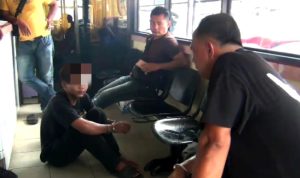 Tim Jatanras bersama Unit Reskrim Polsek Tanjungpinang kota mengamankan pelaku di Mapolsek Tanjungpinang Kota. (Foto: Roland/ Presmedia.id)