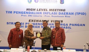 Tim TAPD DKI Jakarta saat memberi pelakat penghargaan pada Gubernur Kepri atas terselenggaranya High Level Meeting dalam penanganan Inflasi di daerah Tim TAPD DKI Jakarta saat memberi pelakat penghargaan pada Gubernur Kepri atas terselenggaranya High Level Meeting dalam penanganan Inflasi di daerah