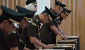 Usai dilantik dan diambil Sumpah, 9 Pejabat Eselon II dan Eselon III dilingkungan Kejaksaan Tinggi Kepri memandatangani berita acara pelantikan