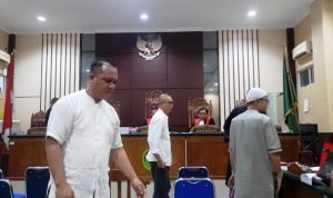 Anak mantan Gubernur Kepri terdakwa Ari Rosandi bersama terdakwa Abdi Surya dan Tri Wahyu Widadi usai menjalani persidangan di PN Tanjungpinang. (Foto: Roland/Presmedia.id)Â 