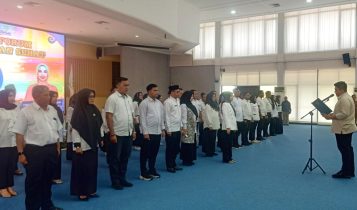 Bupati Bintan Roby Kurniawan melantik Forum Kabupaten Bintan Sehat 2021-2024. (Foto: Hasura/Presmedia.id)