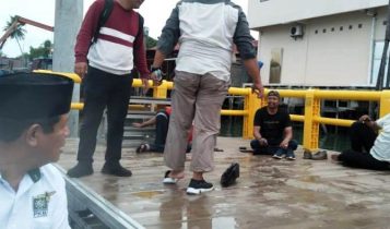 Caleg DPR RI Isdianto melihat tim kampanyenya yang berhasil selamatkan diri usai jatuh ke laut di Dermaga Pantai Indah Kijang Kota Caleg DPR RI Isdianto melihat tim kampanyenya yang berhasil selamatkan diri usai jatuh ke laut di Dermaga Pantai Indah Kijang Kota. (Foto: Istimewa/Presmedia.id)
