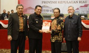 DPRD Kepri menyetujui pengesahan Perda tentang Perubahan Rencana Pembangunan Jangka Panjang (RPJMD) Provinsi Kepri 2021-2026 Perda Rencana Umum Energi Daerah (RUED) Provinsi Kepulauan Riau Tahun 2023-2050. (Foto: Diskominfo Kepri)