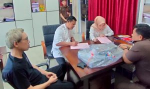 Dua Tersangka dan Barang bukti korupsi pembangunan pelabuhan dompak saat dilimpahkan ke Kejari Tanjungpinang. (Foto: Kejari Tanjungpinang)