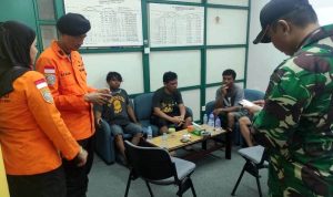 Enam ABK dan Nahkoda Kapal Tugboat Pretty 9 yang selamat usai dievakuasi di Lagoi. (Foto: Basarnas/Presmedia.id)