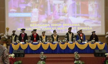 Gubernur Kepri Ansar Ahmad menghadiri Sidang Senat Terbuka Pengukuhan Guru Besar Ilmu Hukum Tata Negara Universitas Batam Prof. Dr.Soerya Respationo S.H. M.H. M.M di Aula Universitas Batam Gubernur Kepri Ansar Ahmad menghadiri Sidang Senat Terbuka Pengukuhan Guru Besar Ilmu Hukum Tata Negara Universitas Batam Prof. Dr.Soerya Respationo, S.H., M.H., M.M di Aula Universitas Batam, Sabtu (23/12/2023). (Foto: Diskominfo Kepri)