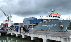 KM Meratus Line yang membawa surat suara Pemilu 2024 tiba di Pelabuhan Sri Bayintan Kijang Kota Kecamatan Bintan Timur. (Foto: KPU Bintan/Presmedia.id)
