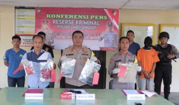 Kapolsek Dabo Singkep Iptu.Rohandi P Tambunan saat menggelar pers rilis, dugaan kasus pencabulan anak dibawah umur di dabok Singkep Kabupaten Lingga