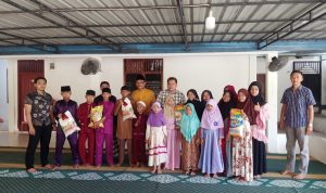 Kasatreskrim Polres Bintan AKP MP Limbong beserta anggotanya menyerahkan bantuan sembako untuk anak-anak yatim dan piatu di Panti Asuhan Bina Insani. (Foto: Humas Polres Bintan)