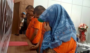 Kasubag TU Lapas Tanjungpinang inisial Esd bersama anaknya inisal Rkp diamankan Polresta Tanjungpinang atas dugaan Mengedarkan Narkoba Sabu. (Foto: Roland/Presmedia.id)