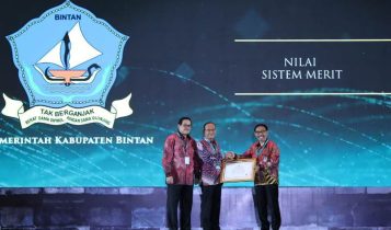 Kepala BKPSDM Bintan Edi Yusri mewakili Bupati Bintan saat menerima Anugerah Meritokrasi 2023 Dari KASN RI di Jakarta Kepala BKPSDM Bintan Edi Yusri mewakili Bupati Bintan saat menerima Anugerah Meritokrasi 2023 Dari KASN RI di Jakarta. (Foto: Diskominfo Bintan)