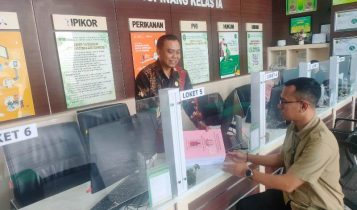 Kepala Seksi Tindak Pidana Khusus Kasi Pidsus Kejari Bintan Fajrian Yustiardi saat melimpahkan berkas perkara ke PN Tanjungpinang Kepala Seksi Tindak Pidana Khusus (Kasi Pidsus) Kejari Bintan, Fajrian Yustiardi saat melimpahkan berkas perkara ke PN Tanjungpinang. (Foto: Roland/Presmedia)