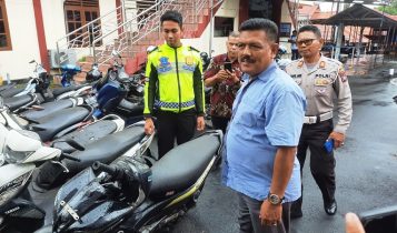 Kepala Unit Penegakkan Hukum Kanit Gakkum Satlantas Polresta Tanjungpinang AKP Syaiful Amri saat meninjau kendaraan pelaku di Polresta Tanjungpinang Kepala Unit Penegakkan Hukum (Kanit Gakkum) Satlantas Polresta Tanjungpinang AKP Syaiful Amri saat meninjau kendaraan pelaku di Polresta Tanjungpinang. (Foto: Roland/ Presmedia.id)