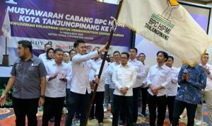Ketua HIPMI Tanjungpinang, Ade Kurniadi saat menerima pataka HIPMI Tanjungpinang. (Foto: Roland/Presmedia.id)