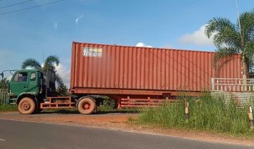 Kontainer pertama membawa barang furniture keluar dari Kawasan Perindustrian Segantang Lada menuju Pelabuhan Sei Kolak Kijang Kota Kontainer pertama membawa barang furniture keluar dari Kawasan Perindustrian Segantang Lada menuju Pelabuhan Sei Kolak Kijang Kota. (Foto: Hasura/Presmedia.id)