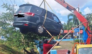 Mobil Wuling warna hitam BP 18XX FT saat dievakuasi di depan kantor BP2MI Tanjungpinang Mobil Wuling warna hitam BP 18XX FT saat dievakuasi di depan kantor BP2MI Tanjungpinang. (Foto: Satlantas Polresta Tanjungpinang)
