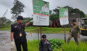 Panwascam Tanjungpinang Timur bersama Satpol PP menertibkan APK di Jalan Hanjoyp Putro. (Foto: Roland/ Presmedia.id)