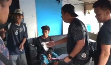 Pelaku Rg (23) sedang duduk usai dibangunkan polisi dari tidurnya di rumah orangtuanya di Desa Berakit Kecamatan Teluk Sebong. (Foto: Polsek Bintim/Presmedia.id)