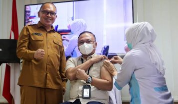 Pemerintah provinsi Kepri melalui dinas kesehatan melakukan imunisasi pada tenaga Medis dan Kesehatan untuk Tingkatkan Perlindungan. (Foto: Dok-Diskominfo Kepri)