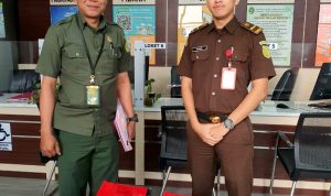 Petugas Kejari Tanjungpinang saat melimpahkan berkas diterima langsung oleh Petugas PN Tanjungpinang. (Foto: Kejari TPI)