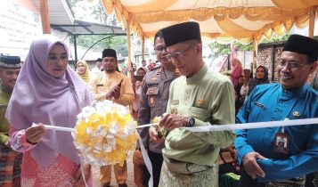 Pj.Wali Kota Tanjungpinang Hasan saat memotong pita sebagai tanda peresmian gedung Pj.Wali Kota Tanjungpinang, Hasan saat memotong pita sebagai tanda peresmian gedung. (Foto: Roland/Presmedia.id)