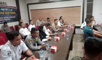 Polres Lingga bersama Pemerintah Kabupaten Lingga dan stakeholder terkait menggelar Rapat Koordinasi Rakor Lintas Sektoral penanganan keamanan menjelang Natal dan Tahun Baru Polres Lingga bersama Pemerintah Kabupaten Lingga dan stakeholder terkait menggelar Rapat Koordinasi (Rakor) Lintas Sektoral penanganan keamanan menjelang Natal dan Tahun Baru. (Foto: Humas Polres Lingga)
