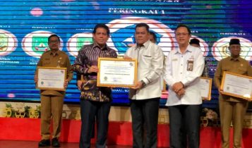 Sekda Bintan Ronny Kartika menerima penghargaan dari Ombudsman Perwakilan Kepri Sekda Bintan Ronny Kartika menerima penghargaan dari Ombudsman Perwakilan Kepri. (Foto: Diskominfo/Presmedia.id)