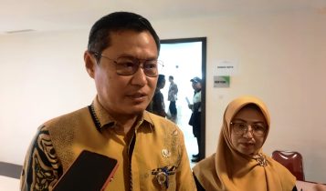 Sekertaris Daerah (Sekda) Kota Tanjungpinang, Zulhidayat saat didampingi oleh Kadinkes Tanjungpinang di Hotel CK. (Foto: Roland/Presmedia.id)