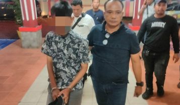 Tersangka Rz saat diamankan Polisi atas dugaan Rudapaksa pada siswi SD di Tanjungpinang. (Foto: Roland/Presmedia.id)