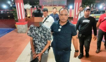 Tim Jatanras Satreskrim Polresta Tanjungpinang bersama Unit Reskrim Polsek Tanjungpinang Timur membawa Pelaku ke Mapolsek Tanjungpinang Timur Tim Jatanras Satreskrim Polresta Tanjungpinang bersama Unit Reskrim Polsek Tanjungpinang Timur membawa Pelaku ke Mapolsek Tanjungpinang Timur. (Foto: Roland/Presmedia.id)