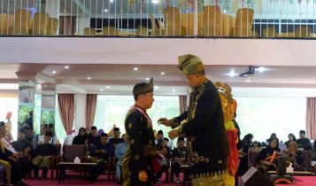 Tuanku Sultan Bentan Huzrin Hood saat memasangkan gelar datuk sri ke Mulyadi Tan Tuanku Sultan Bentan, Huzrin Hood saat memasangkan gelar datuk sri ke Mulyadi Tan. (Foto: Roland /Presmedia.id)