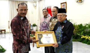 Wakil Presiden Ma'ruf Amin menyerahkan Anugerah Keterbukaan Informasi Publik 2023 kepada sekda Kepri Adi Prihantara di Jakarta.