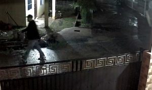 Aksi curanmor di Perumahan Bukit Mas Indah, Kelurahan Teluk Lobam, Kecamatan Seri Kuala Lobam terekam CCTV. (Foto: tangkapan layar/Presmedia.id)