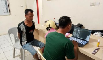 Anggota Polsek Bintan Timur sedang memeriksa pelaku. (Foto: Polsek Bintan Timur)