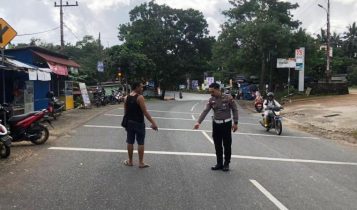 Anggota Satlantas Polresta Tanjungpinang saat melakukan olah tkp di Tempat Kejadian Anggota Satlantas Polresta Tanjungpinang saat melakukan olah tkp di Tempat Kejadian. (Foto: Istimewa)