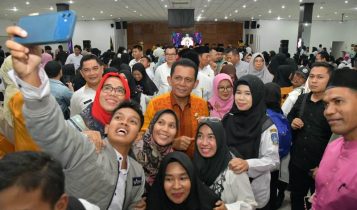 Bertemu dengan Masyarakat Bintan Gubernur Kepri Ansar Ahmad melakukan swafoto dengan warga di Bintan Utara Bertemu dengan Masyarakat Bintan, Gubernur Kepri Ansar Ahmad melakukan swafoto dengan warga di Bintan Utara.