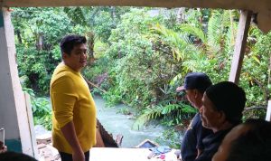 Bupati Bintan Roby Kurniawan mengunjungi korban rumah ambruk akibat tanah longsor di Kampung Teratai Kelurahan Gunung Lengkuas. (Foto: Diskominfo/Presmedia.id)