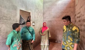 Bupati Bintan Roby Kurniawan meninjau progres pembangunan 11 unit rumah warga korban kebakaran di Pulau Tambelan pada akhir Juli 2023 lalu.