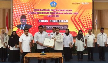 Bupati Bintan Roby Kurniawan menyerahkan DPA ke Plt Kadis Pendidikan Bupati Bintan Roby Kurniawan menyerahkan DPA ke Plt Kadis Pendidikan. (Foto: Hasura/Presmedia.id)